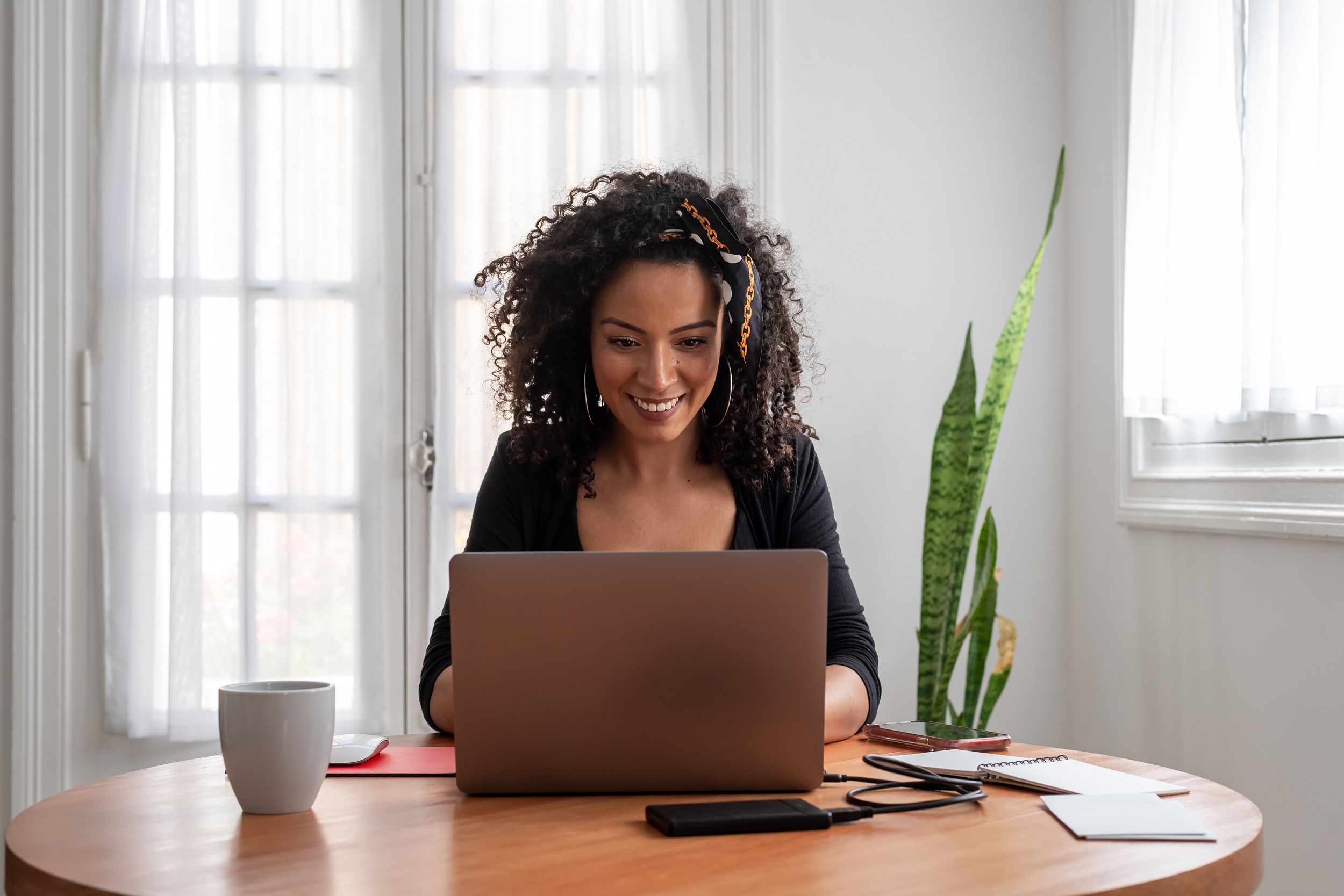 11 IDÉES D'AMÉNAGEMENT POUR UN BUREAU DEVANT LA FENÊTRE