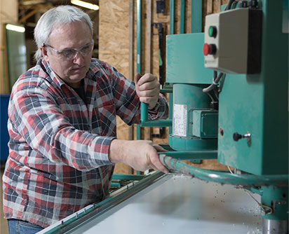 Employé usine fenêtres PVC